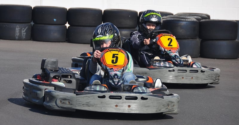 Maîtrisez le freinage en courbe au karting : le guide complet