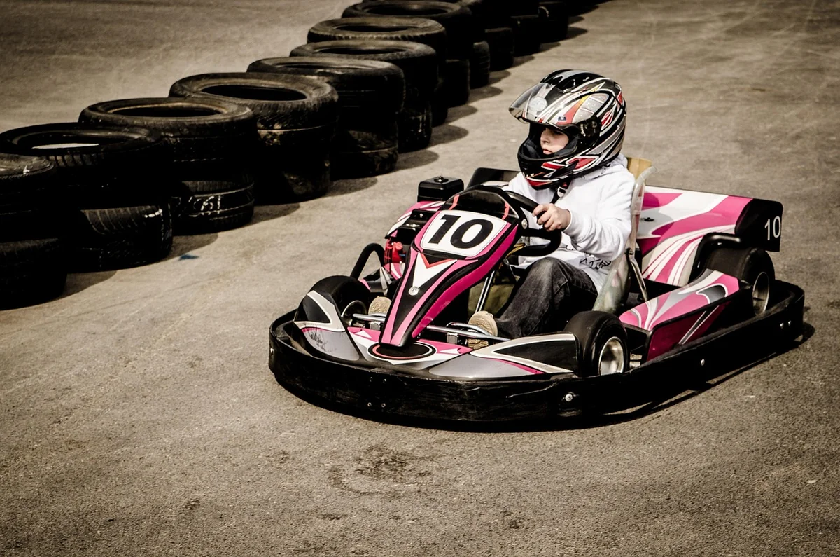 Faut-il vraiment un casque homologué FIA si je roule juste en loisir ?